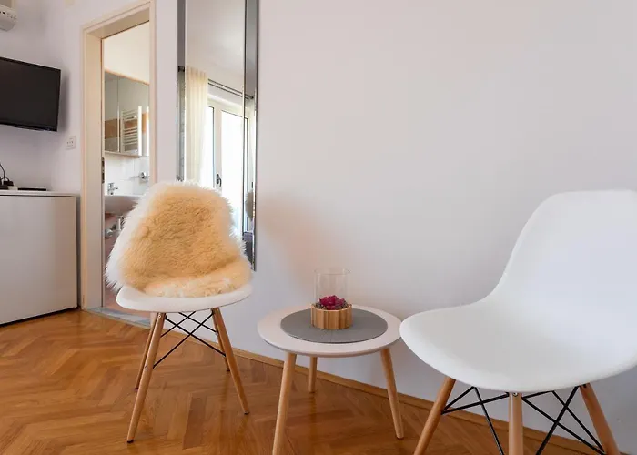 Jakic דירה חוואר